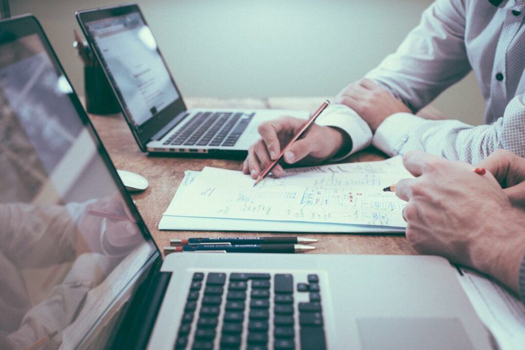 dos trabajadores estudiando la mejor opción