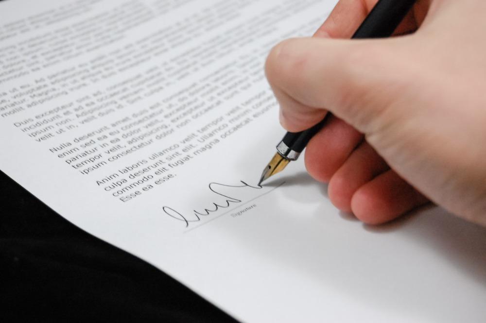 Firma de contrato empresarial, ejemplo de documento respaldado por los seguros de caución de Sammy Free para garantizar obligaciones y compromisos