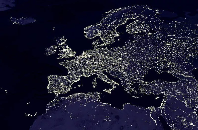 Mapa nocturno de Europa iluminada, símbolo de la presencia internacional de Sammy Free como bróker especializado en seguros de caución y garantías financieras.